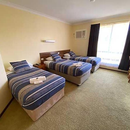 Donnybrook Motel Bagian luar foto