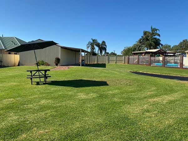 Donnybrook Motel Bagian luar foto