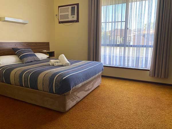 Donnybrook Motel Bagian luar foto